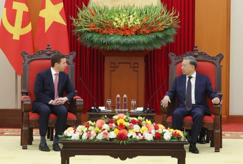 Party General Secretary To Lam (R) receives Jeffrey David Perlman, Chief Executive Officer (CEO) of the US-based investment fund Warburg Pincus and Chairman of the US-ASEAN Business Council in Hanoi on April 18. (Photo: VNA)