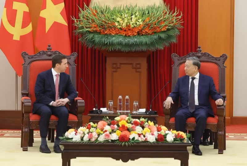 Party General Secretary To Lam (R) receives Jeffrey David Perlman, Chief Executive Officer (CEO) of the US-based investment fund Warburg Pincus and Chairman of the US-ASEAN Business Council in Hanoi on April 18. (Photo: VNA)