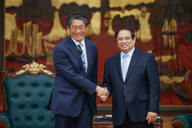 PM Pham Minh Chinh (R) receives Japanese Ambassador to Vietnam Ito Naoki in Hanoi on April 18. (Photo: VNA)