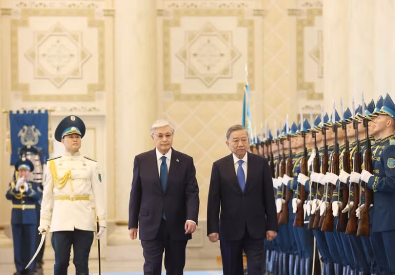 Kazakh President Kassym-Jomart Tokayev and Party General Secretary To Lam (R) inspect the guard of honour (Photo: VNA)