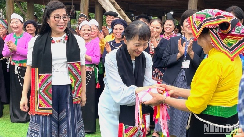 A Pieu scarf and a decorative shuttlecock — traditional Thai ethnic items — presented during a Viet Nam–Japan cultural exchange event.