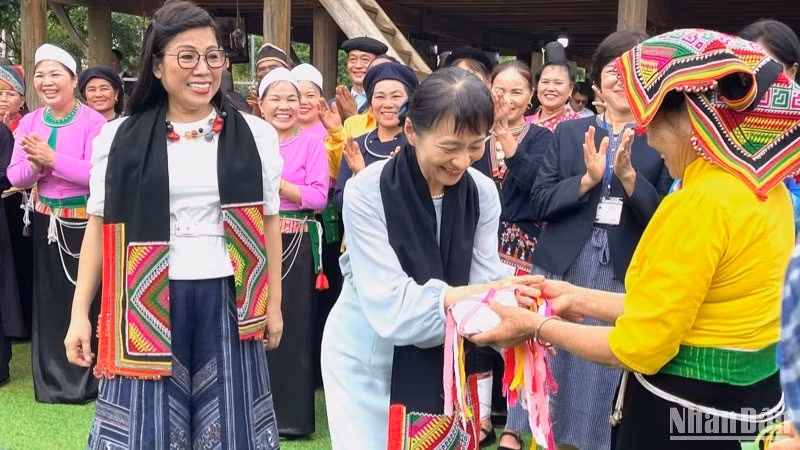 A Pieu scarf and a decorative shuttlecock — traditional Thai ethnic items — presented during a Viet Nam–Japan cultural exchange event.