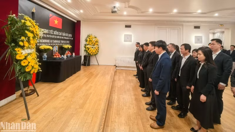 Officials and staff of the Embassy, representatives of Vietnamese agencies in France, and members of the Vietnamese community observed a minute’s silence in memory of former President Tran Duc Luong.