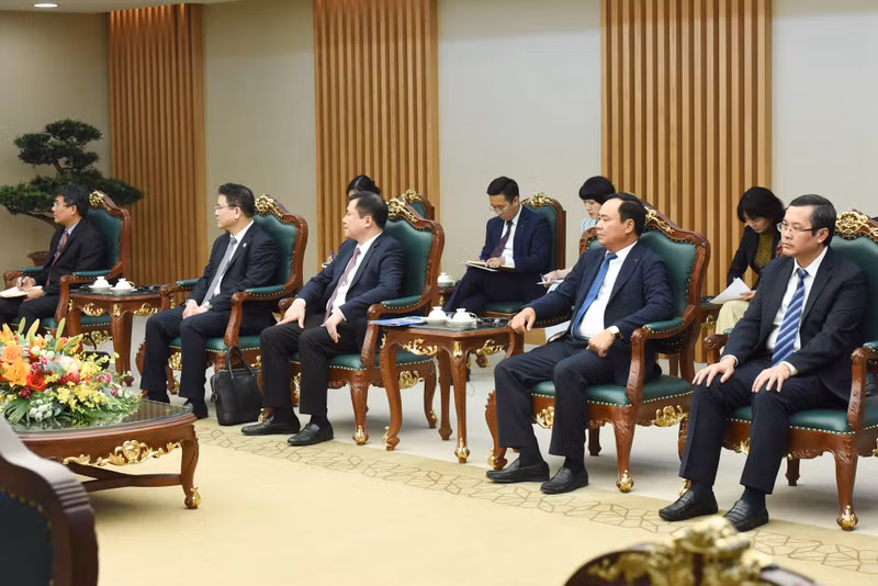Representatives from Vietnamese ministries and central agencies attend the meeting.