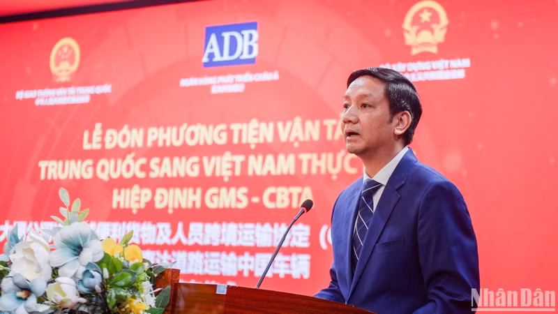 Bui Quang Thai, Director of the Directorate for Roads of Viet Nam, speaking at the inauguration ceremony. Bui Quang Thai, Director of the Directorate for Roads of Viet Nam, speaking at the inauguration ceremony.