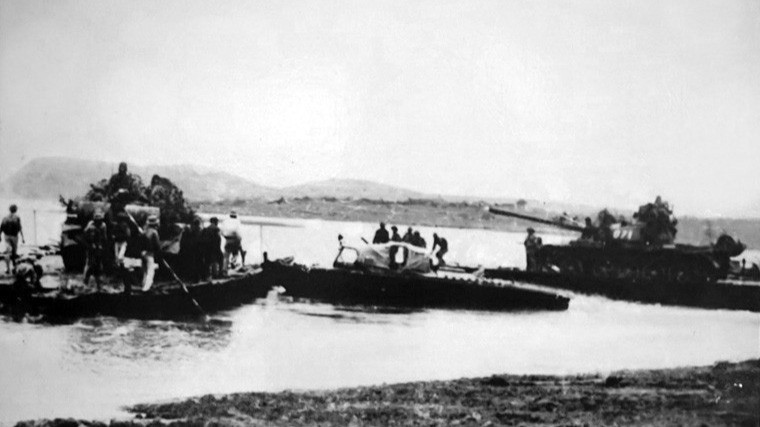 Tanks of the Corps 1 cross the river, preparing to participate in the Ho Chi Minh Campaign on April 2, 1975. (Photo: Document/VNA)