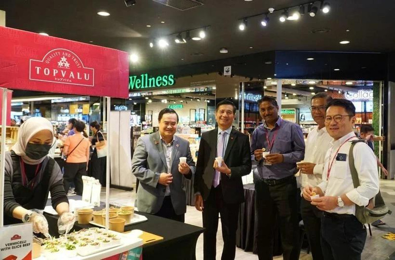 Vietnamese Ambassador to Malaysia Dinh Ngoc Linh (second from left), Trade Counsellor Le Phu Cuong (far left), and AEON Malaysia executives at the mixed pho booth prepared by AEON. (Photo: VNA)