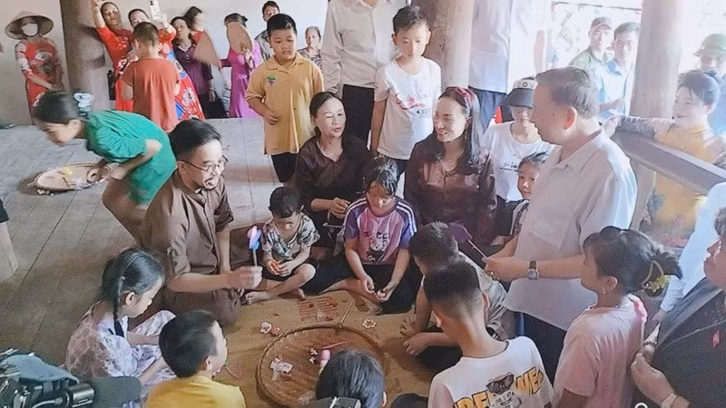 General Secretary To Lam during his visit to Duong Lam Ancient Village