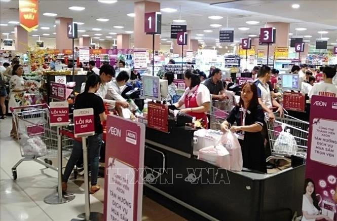 People go shopping at Aeon Mall Binh Duong. (Photo: VNA)