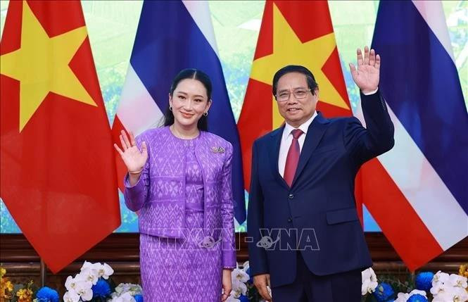 Vietnamese Prime Minister Pham Minh Chinh (right) and Thai Prime Minister Paetongtarn Shinawatra in Ha Noi on May 16. (Photo: VNA)