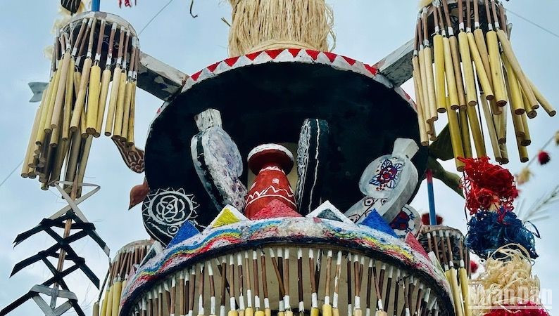 Because of the rich and diverse nature, the art of decorating the Co people’s poles is also richer.