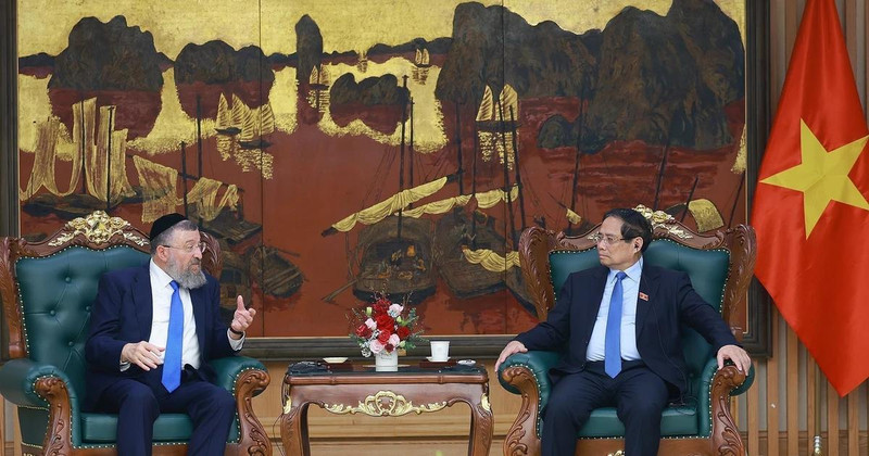 Prime Minister Pham Minh Chinh and Israeli Minister of Labour Rabbi Yoav Ben Tzur at their meeting in Ha Noi on May 21. (Photo: VNA)