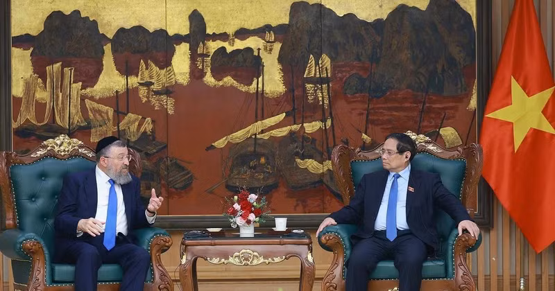 Prime Minister Pham Minh Chinh and Israeli Minister of Labour Rabbi Yoav Ben Tzur at their meeting in Ha Noi on May 21. (Photo: VNA)