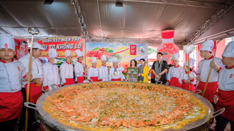 A supersized banh xeo made with 100 lobsters was showcased at the festival.