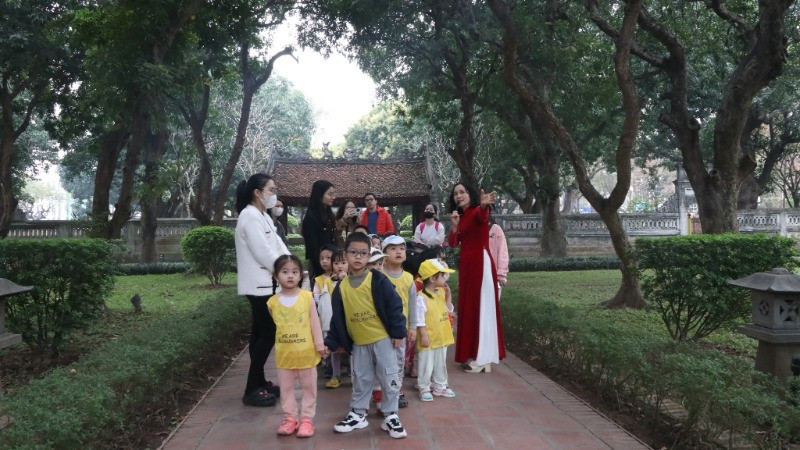 Students visit and learn at the Temple of Literature – Quoc Tu Giam.