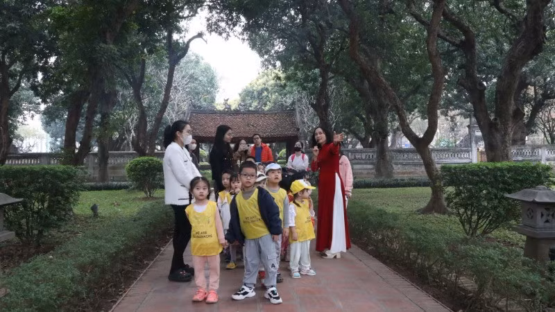 Students visit and learn at the Temple of Literature – Quoc Tu Giam.