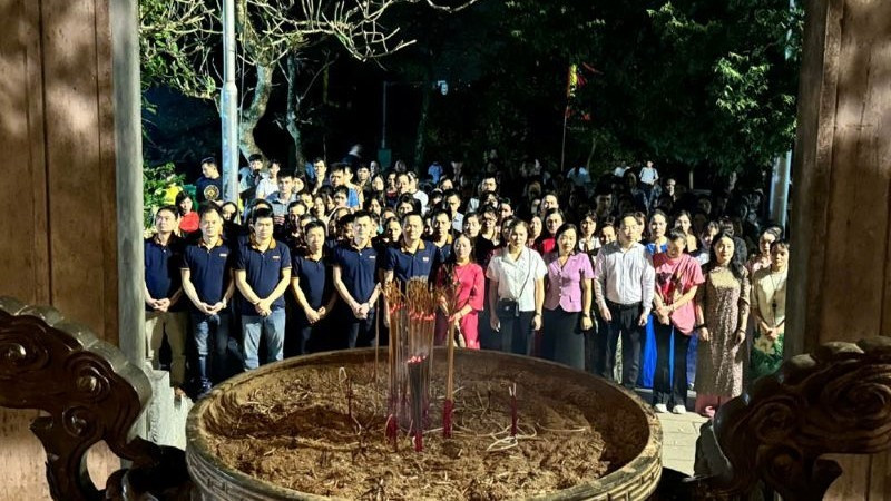 Incense offering at Thuong Temple.