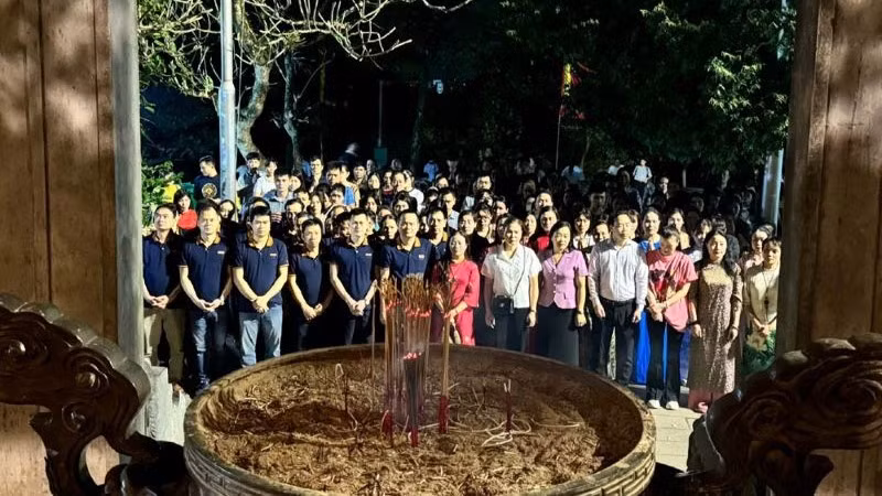 Incense offering at Thuong Temple.