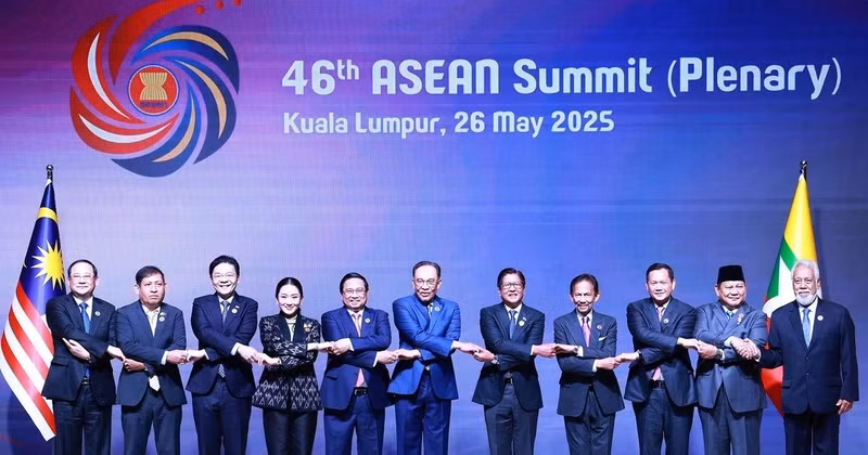 Leaders of ASEAN member countries and Timor-Leste at the plenary session of the 46th ASEAN Summit in Kuala Lumpur, Malaysia, on May 26 morning. (Photo: VNA)