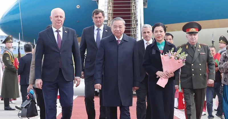 General Secretary of the Communist Party of Viet Nam Central Committee To Lam (centre) and his spouse Ngo Phuong Ly arrive at Minsk Airport on May 11 afternoon (local time), beginning a state visit to the Republic of Belarus from May 11-12 at the invitation of President Aleksandr Lukashenko. (Photo: VNA)
