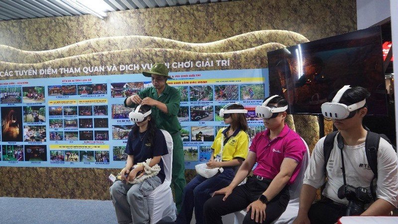 Young visitors explore a new tourism product at the Cu Chi Tunnels using a virtual reality app. (Photo: THE ANH)