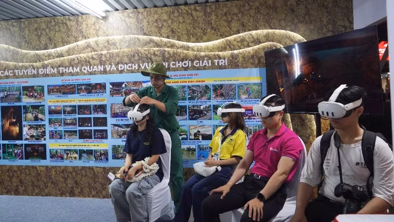 Young visitors explore a new tourism product at the Cu Chi Tunnels using a virtual reality app. (Photo: THE ANH)