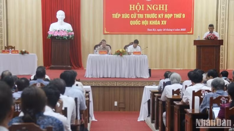 Overview of the meeting with voters in Tam Ky City.