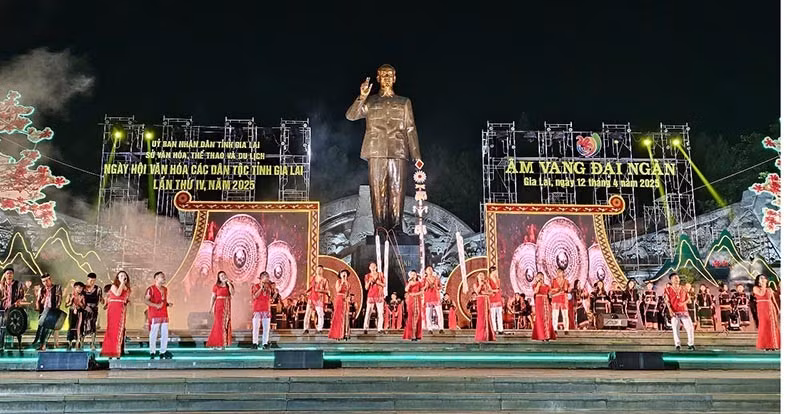 The highlight of the festival was the art performance programme titled “Echoes of the Great Forest” presented by the Dam San Art Troupe alongside local artisans.