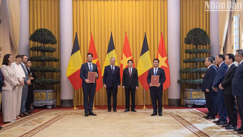President Luong Cuong and Belgian King Philippe witness the handover of cooperation documents between Vietnam and Belgium.