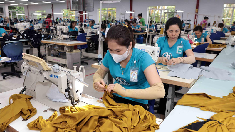 Workers make garment products for export. (Photo: VNA)