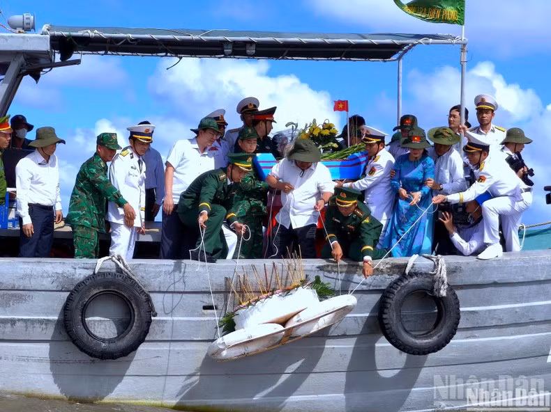 Ca Mau provincial leaders offer incense and flowers in tribute to revolutionary soldiers at sea at Vam Lung on the afternoon of April 24. (Photo: NDO)