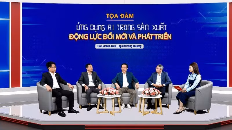 Participants at the talk. (Photo: KIM DUNG)