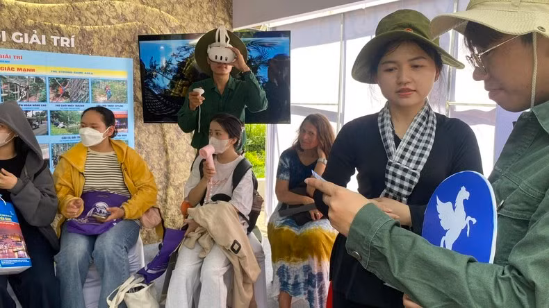 Tourists receive guidance on how to use software to search for tourism products. (Photo: THE ANH)