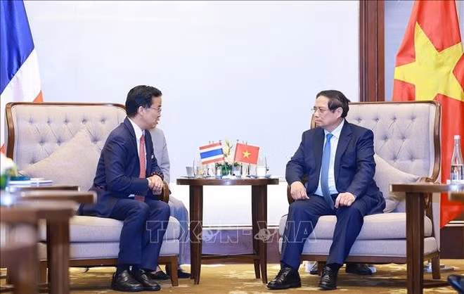 Prime Minister Pham Minh Chinh (R) receives Jormsup Lochaya, Chairman of Super Energy Group. (Photo: VNA)