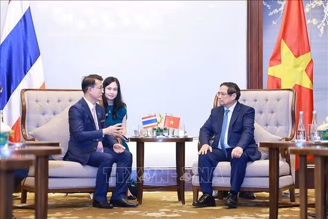 Prime Minister Pham Minh Chinh (R) receives Chongrak Rattanapian, Vice President of Kasikornbank (KBank) of Thailand. (Photo: VNA)