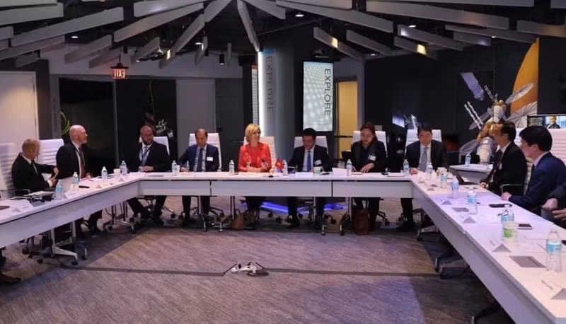 At the meeting between Minister of Industry and Trade Nguyen Hong Dien and representatives of the US defence and aerospace giant Lockheed Martin in May 20 in Washington DC. (Photo: VNA)