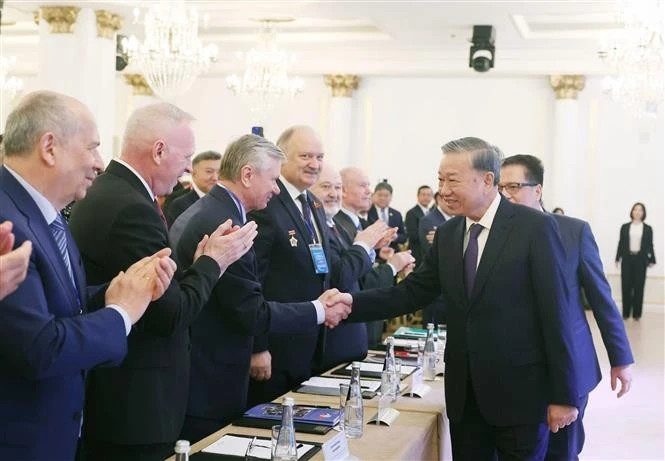 General Secretary of the Communist Party of Viet Nam Central Committee To Lam meets with Russian intellectuals, scholars, and experts who had supported Viet Nam in the past. (Photo: VNA)