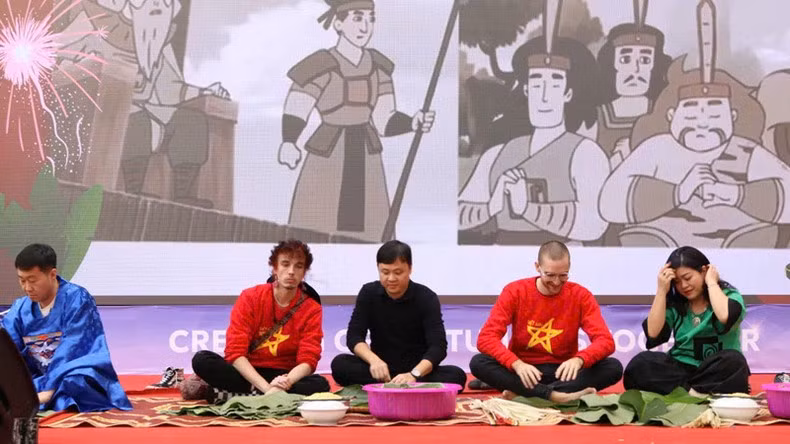 Lecturers from the ULIS, Vietnam National University, Hanoi, guiding international colleagues in wrapping Chung cake — a meaningful activity to promote the beauty of Vietnamese culture.