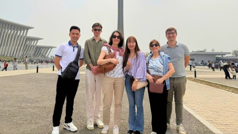 A member of the Hanoi Free Private Tour Guide Club leading international visitors through the Vietnam Military History Museum.