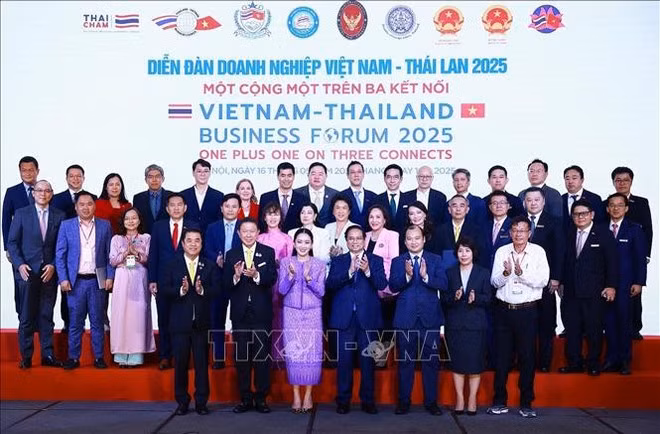 Vietnamese Prime Minister Pham Minh Chinh (front row, fourth from right), Thai Prime Minister Paetongtarn Shinawatra (front row, third from left), and other delegates at the forum. (Photo: VNA)
