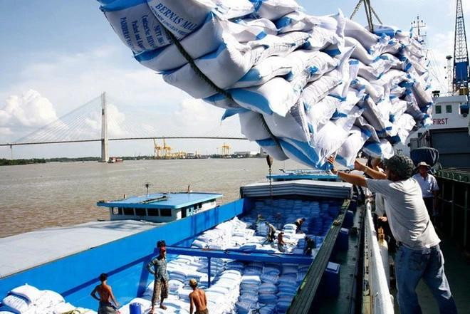 Loading rice at Sai Gon port (Photo: VNA)
