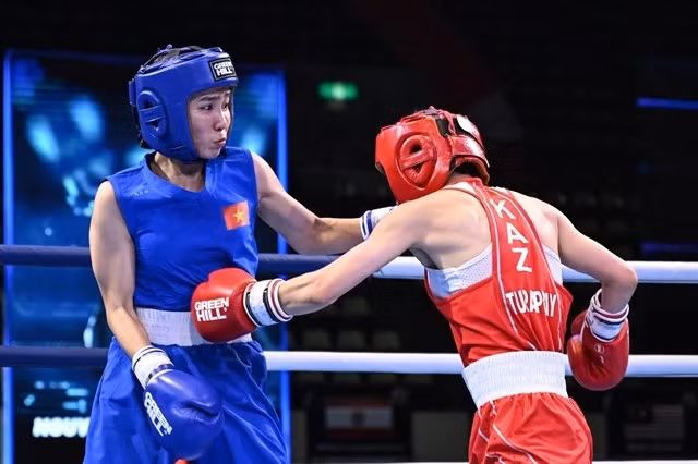 Nguyen Thi Ngoc Tran of Viet Nam (left) defeats Kazakhstan’s tough Gulnar Turapbay in the ASBC Asian U22 & Youth Boxing Championships' women's U22 50kg class in Colombo, Sri Lanka, on May 23. ̣ (Photo of ASBC)
