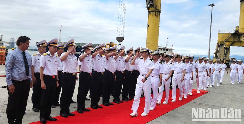 The crew of the training ship Suzunami and officers and soldiers of relevant units of Vietnam in Da Nang paid a courtesy call at the ship welcoming ceremony.