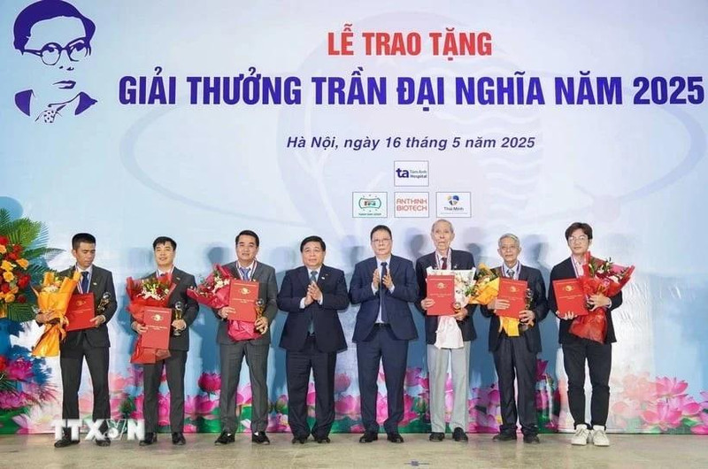 At the award ceremony (Photo: VNA)