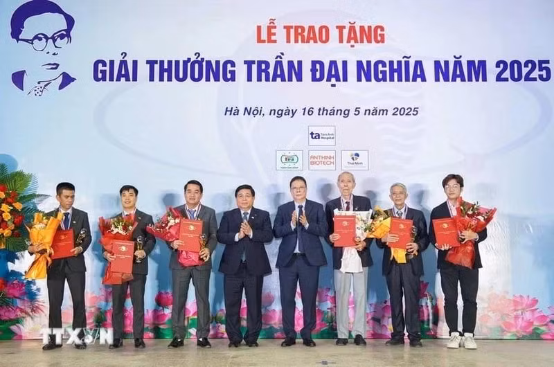 At the award ceremony (Photo: VNA)