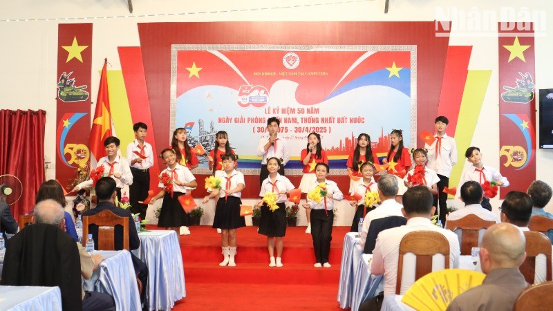 Pupils of the Tan Tien Khmer-Vietnam Friendship Primary School perform at a ceremony to celebrate celebration of the 50th anniversary of the Liberation of the South and National Reunification (April 30, 1975 –2025), in Phnom Penh, Cambodia. (Photo: NDO)