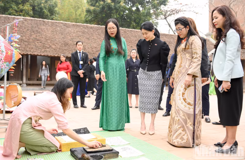 Spouse of Singaporean Prime Minster Lawrence Wong, Loo Tze Lui and Prime Minister Pham Minh Chinh’s spouse Le Thi Bich Tran experienced the Dong Ho folk painting space. Spouse of Singaporean Prime Minster Lawrence Wong, Loo Tze Lui and Prime Minister Pham Minh Chinh’s spouse Le Thi Bich Tran experienced the Dong Ho folk painting space.