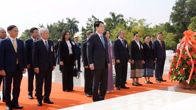Vietnamese State President Luong Cuong offers flowers in tribute to late Lao President Kaysone Phomvihane. (Photo: NDO)