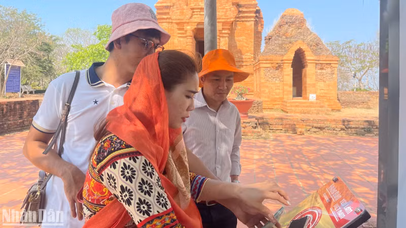 The “Love Vietnam So Much” project was installed at Po Sah Inu Tower.