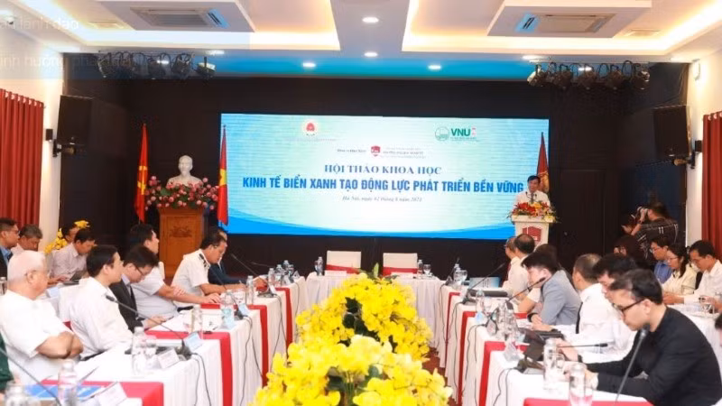 An overview of the scientific seminar on marine economy recently hosted by the Party Central Committee’s Commission for Communications, Education and Mass Mobilisation in collaboration with the University of Economics, Viet Nam National University, Hanoi, in 2024. (Photo: the Organising Committee)